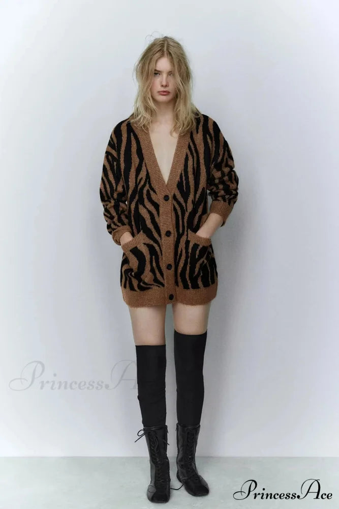 Animal Jacquard V-neck Extended Sleeve Cardigan