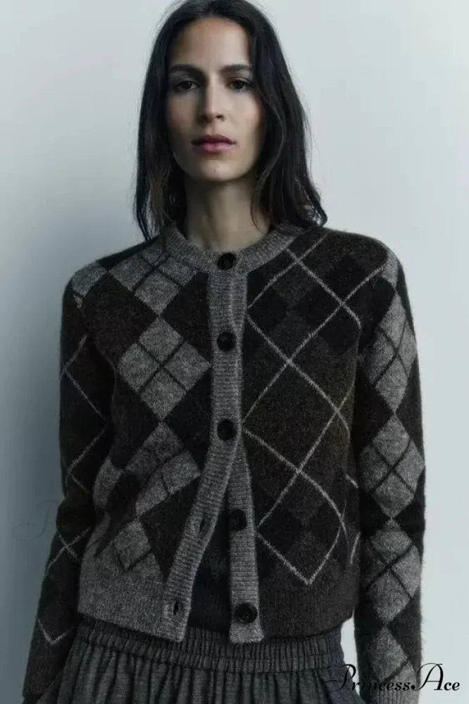 Cozy Diamond Design Circular Neck Cardigan