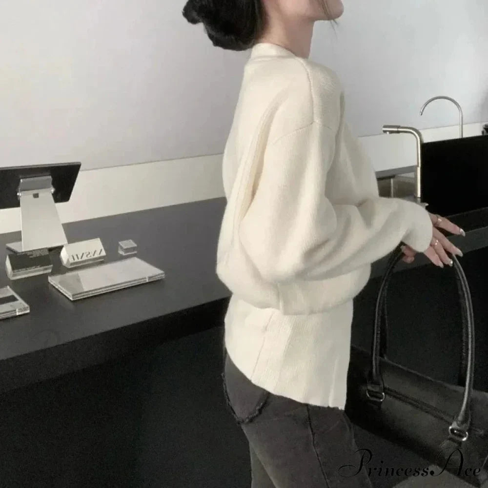 Deep-neck Clasp Lengthy Sleeve Cardigan