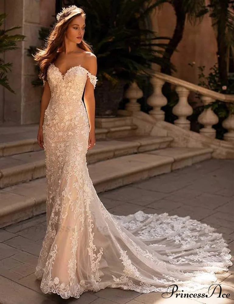 Delicate Mermaid Outdoor Wedding Gown