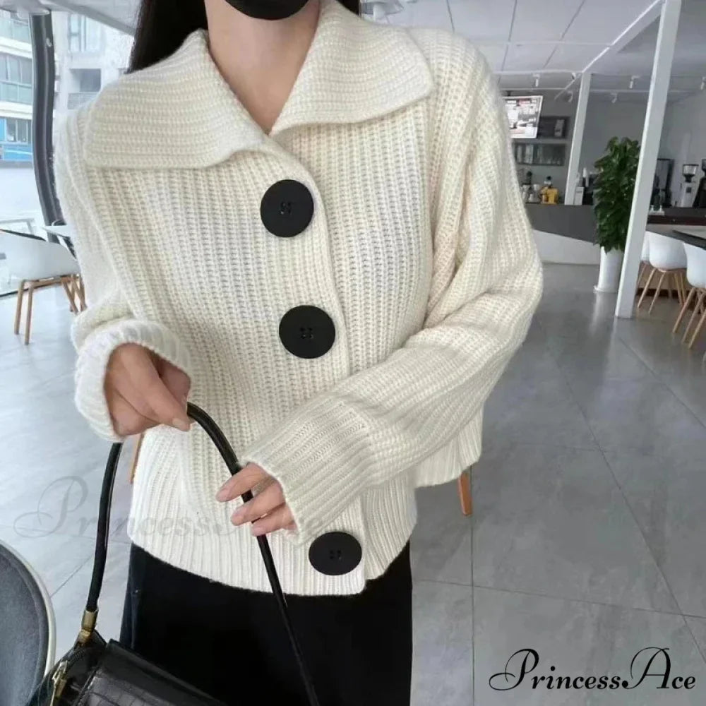Durable Extended Sleeve Solo-Buttoned Cardigan