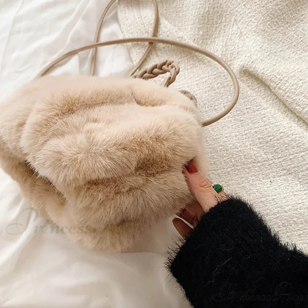 Fall Winter Artificial Fur Folded Stylish Crossbody Shoulder PurseModified Title: Fall Winter Artificial Fur Folded Stylish Crossbody Shoulder Purse