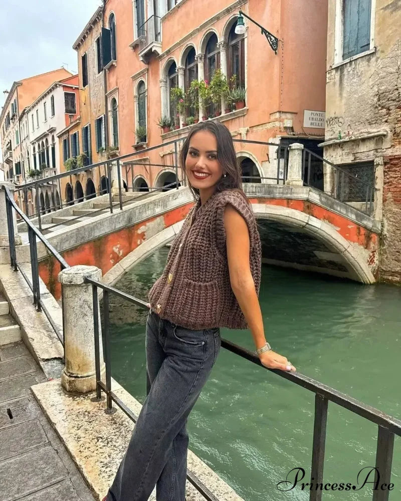 Flexible Rough Needle Knitted Sleeveless Sweater