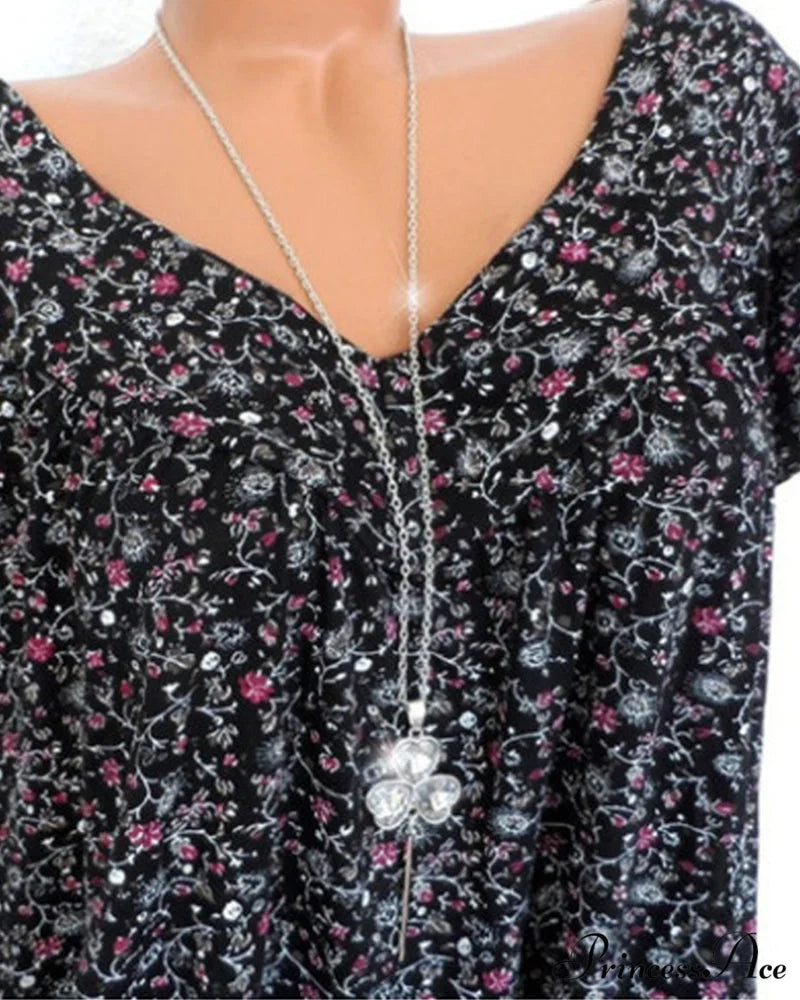 loose short-sleeved V-neck tee