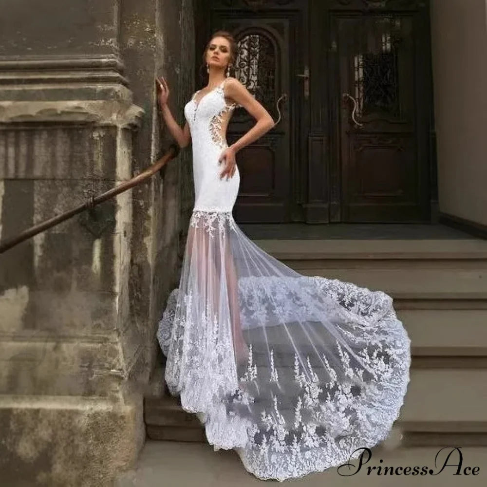 Low-cut Sleeveless Lace Bridal Gown