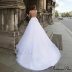 Low-cut Sleeveless Lace Bridal Gown