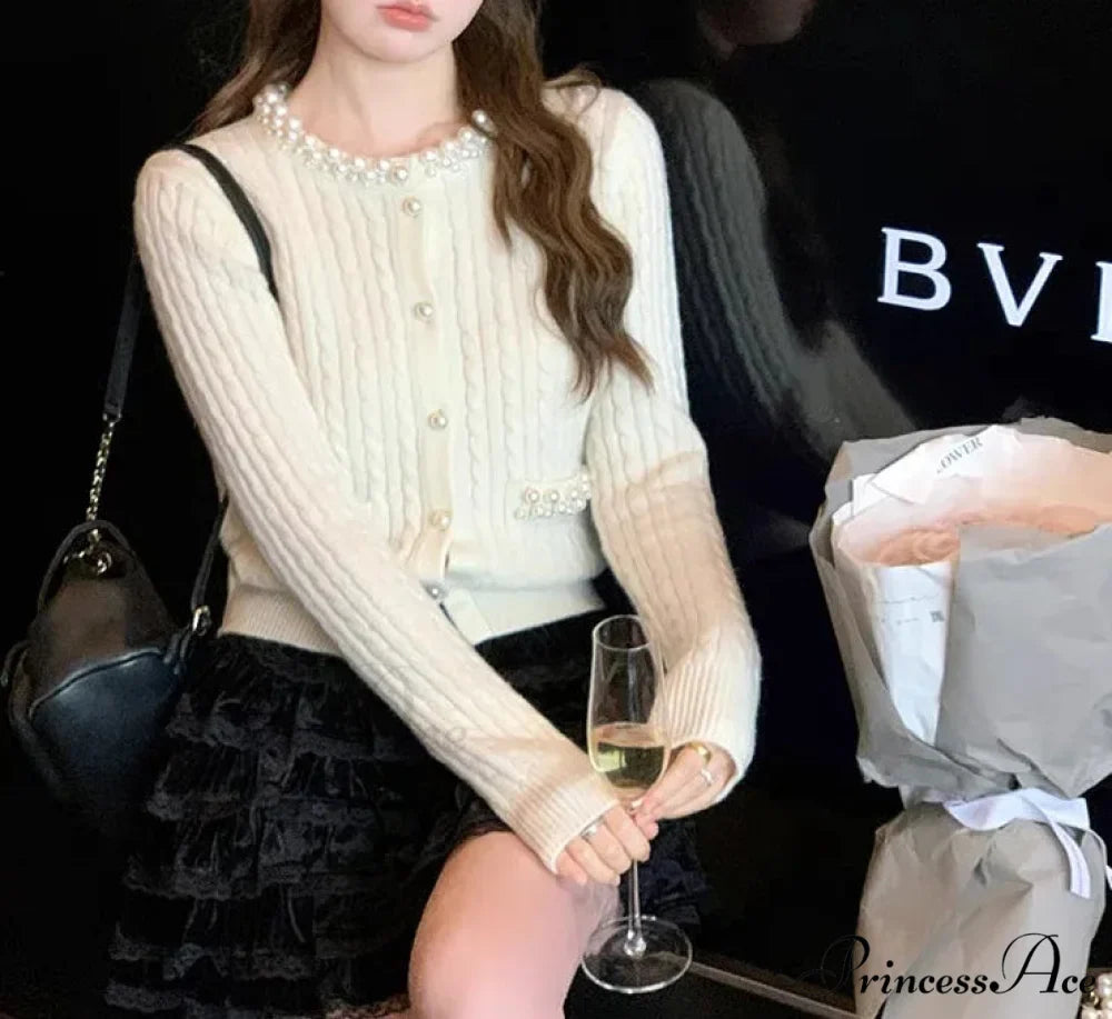 Pearls Button O-neck Cardigan