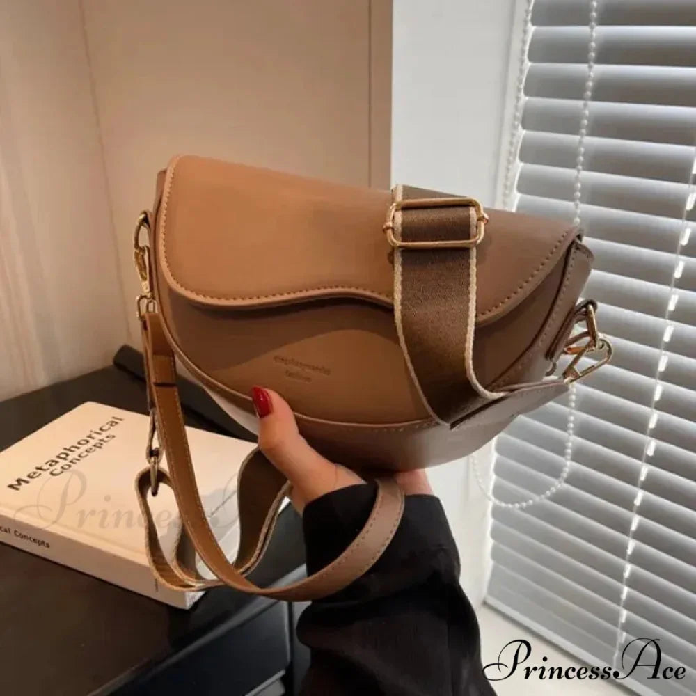 Retro Flap Petite Saddle Crossbody