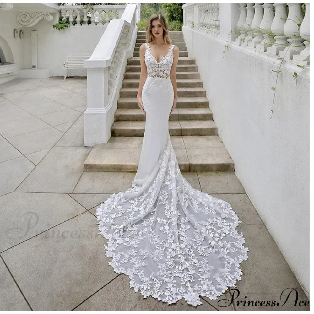 Slender Tail Bridal Gown