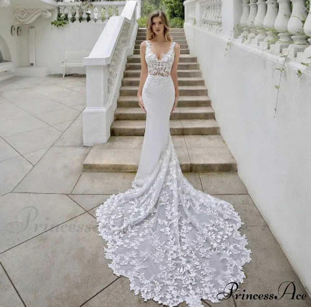 Slender Tail Bridal Gown
