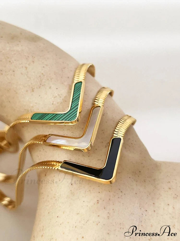 Victoria Charming Necklace